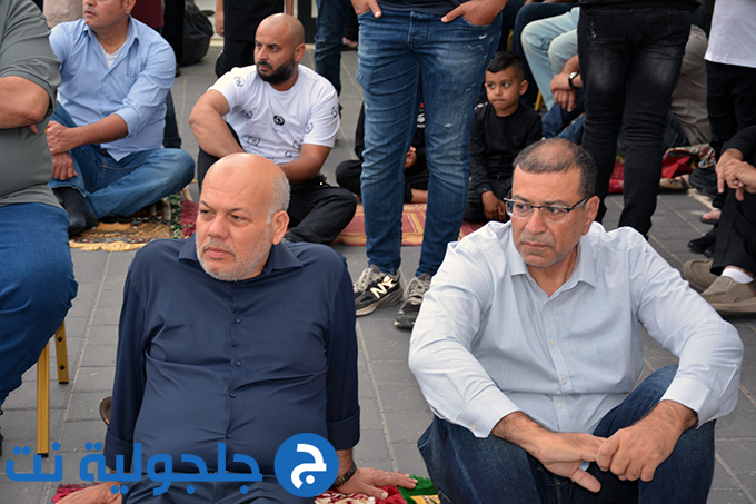 اهالي جلجولية يؤدون صلاة عيد الاضحى في ساحة مسجد الروضة في جلجولية 
